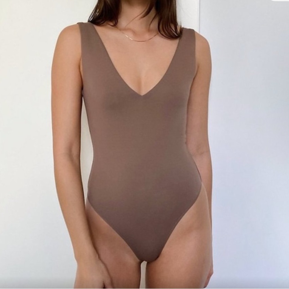 Aritzia Babaton Contour V-Neck Thong Bodysuit Brown Sz Large